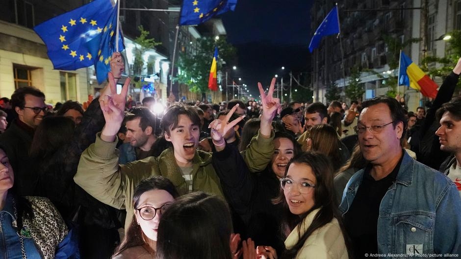 Ethnic Hungarian, Moldovan voters saved Romania's democracy – DW – 05/23/2025
