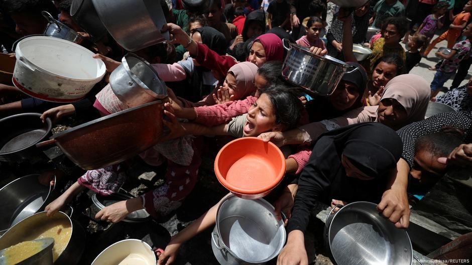 DW تتحقق ـ مقاتلات صينية فوق الأهرامات.. وتسقط مساعدات لغزة؟ – DW – 2025/5/21