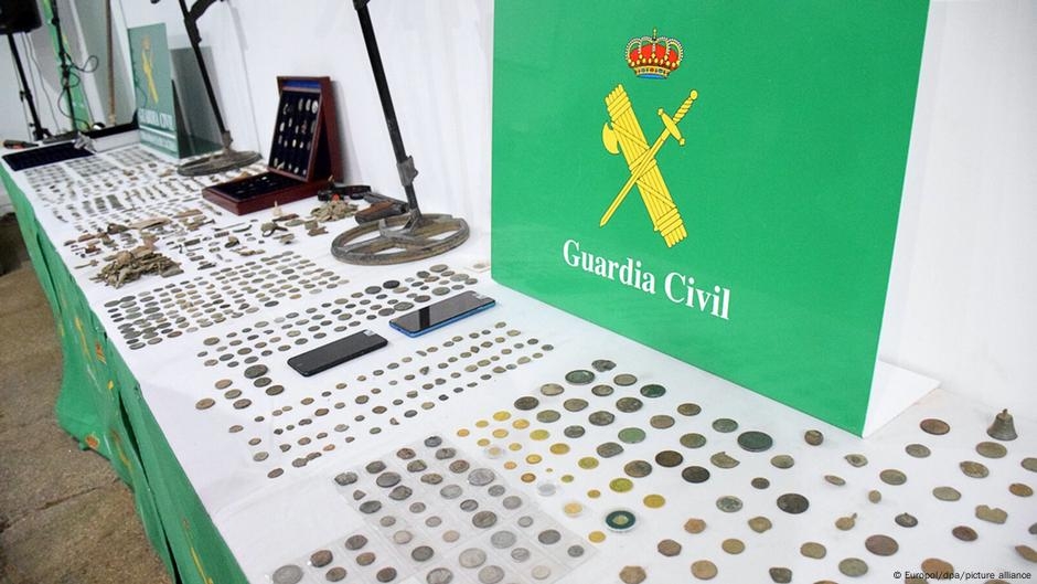 European police seize thousands of looted cultural goods – DW – 05/22/2025