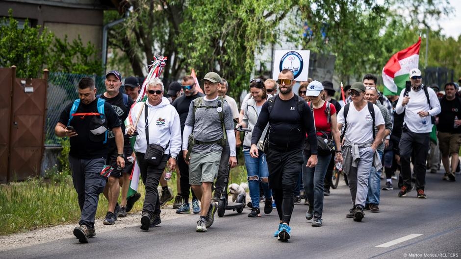 Orban's political rival Peter Magyar walks to Romania – DW – 05/27/2025
