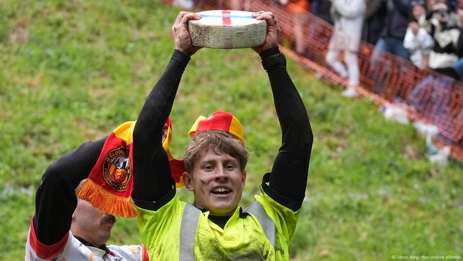 German rolls past rivals in madcap English cheese chase – DW – 05/26/2025