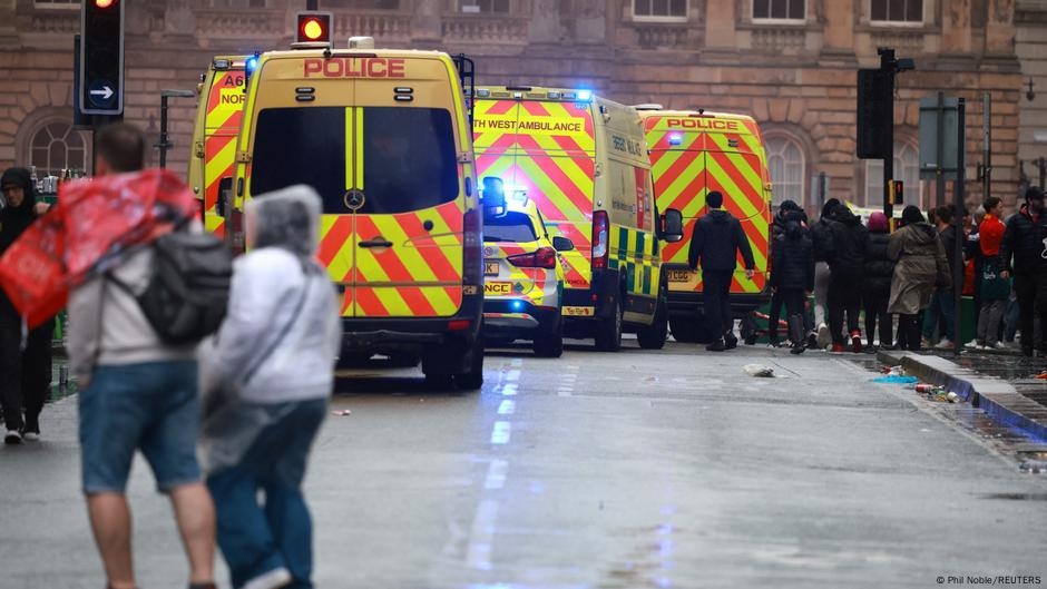Car plows into crowd of Liverpool fans celebrating title – DW – 05/27/2025