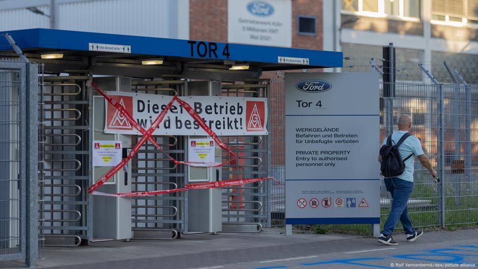 Cologne: Ford workers in Germany strike for first time – DW – 05/31/2025