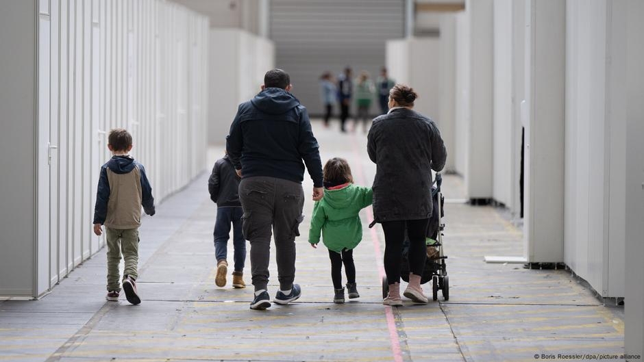 Germany moves to suspend refugees' family reunification – DW – 05/28/2025