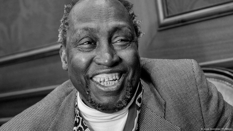 Kenyan literary giant Ngugi wa Thiong'o dies at 87 – DW – 05/28/2025