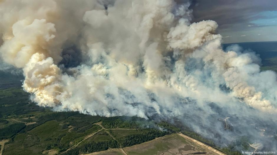 Canada: Thousands evacuate Manitoba as wildfires rage – DW – 05/29/2025