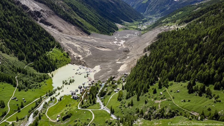Switzerland: Flood risk after landslide engulfs village  – DW – 05/29/2025