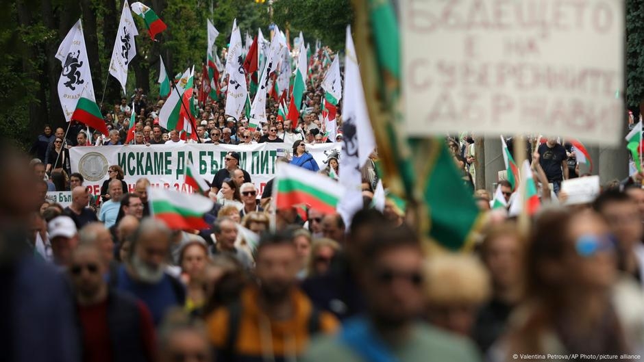 Bulgarian nationalists march against euro currency adoption – DW – 05/31/2025