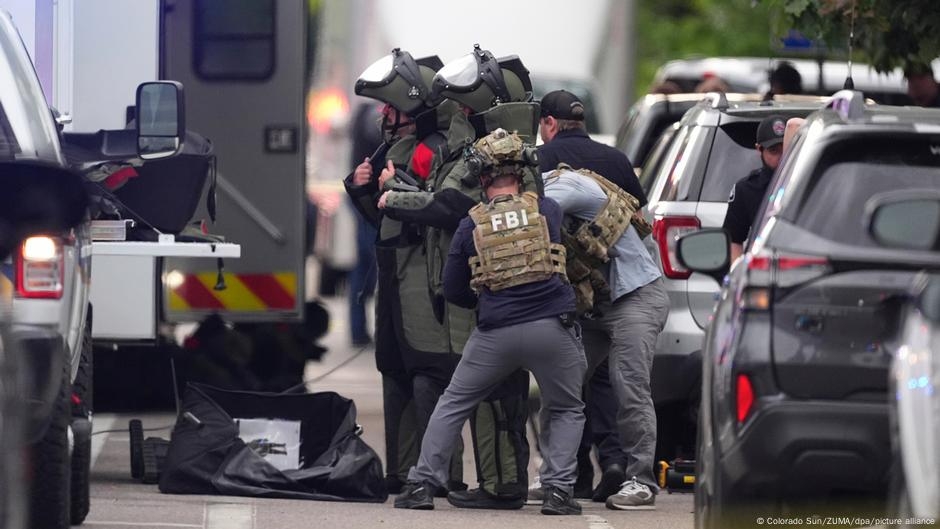 Six wounded as man attacks Colorado crowd with firebombs  – DW – 06/01/2025