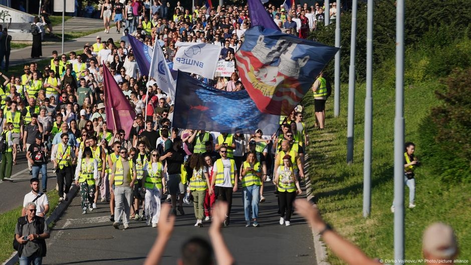 I studenti i EU traže slobodne medije – a vlast igra po svom – DW – 02.06.2025
