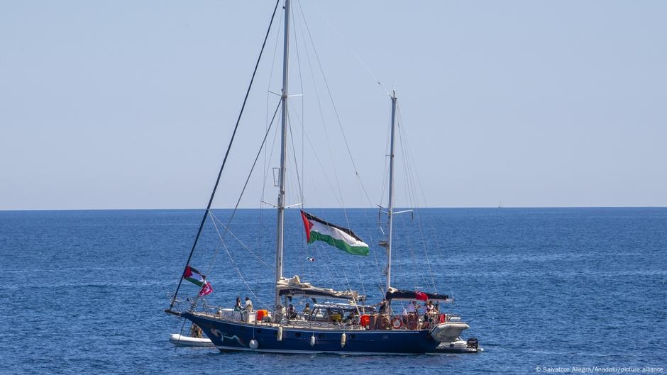 Israeli naval forces seize vessel en route to Gaza – DW – 06/09/2025