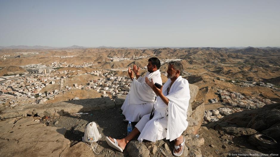 الحجّاج يؤدون الركن الأعظم للحجّ بالوقوف على جبل عرفات – DW – 2025/6/5