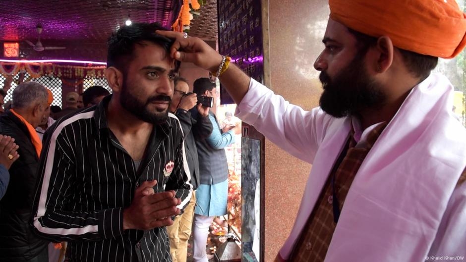 Kashmir: Fears dampen celebrations at Hindu festival  – DW – 06/04/2025