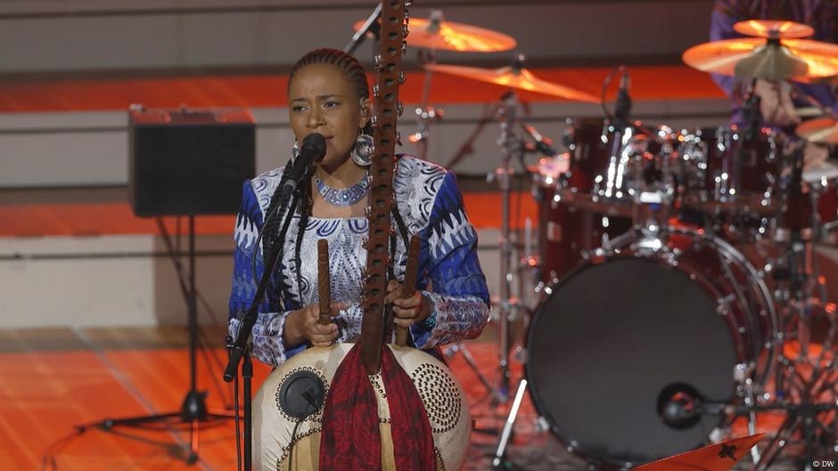 Gambian musician Sona Jobarteh at the Berlin Philharmonie – DW – 06/05/2025