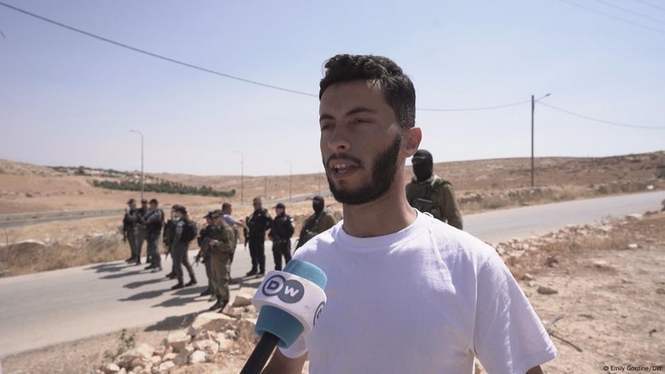 Israeli soldiers block access to village invaded by settlers – DW – 06/06/2025