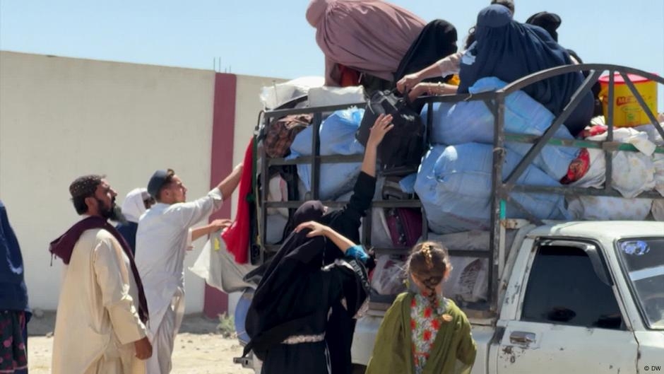 Fear among Afghan refugees as Pakistan steps up deportations – DW – 06/07/2025