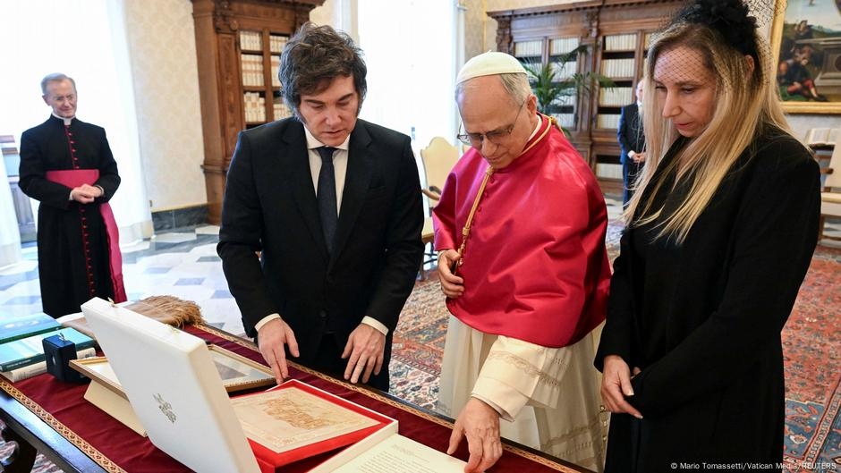 Pope Leo XIV welcomes Argentine President Milei to Vatican – DW – 06/07/2025