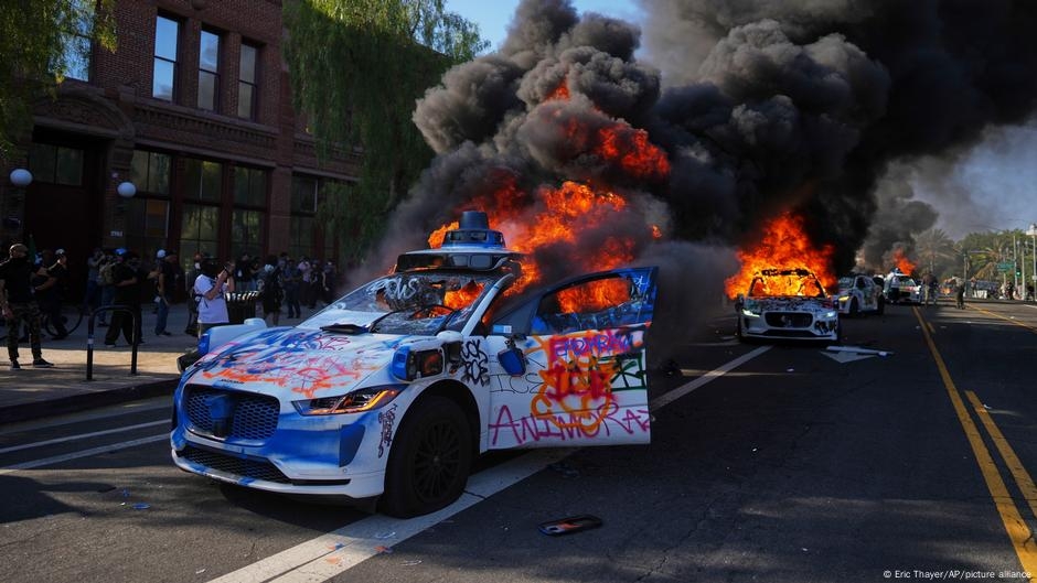 LA protests: US deploying hundreds of Marines - reports – DW – 06/10/2025