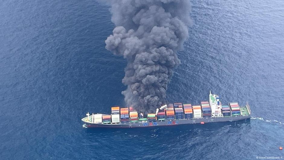 India rescues crewmembers from burning cargo ship off Kerala – DW – 06/09/2025