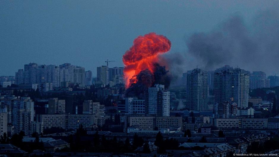 Ukraine updates: Russian drones target Kyiv, Odesa – DW – 06/10/2025