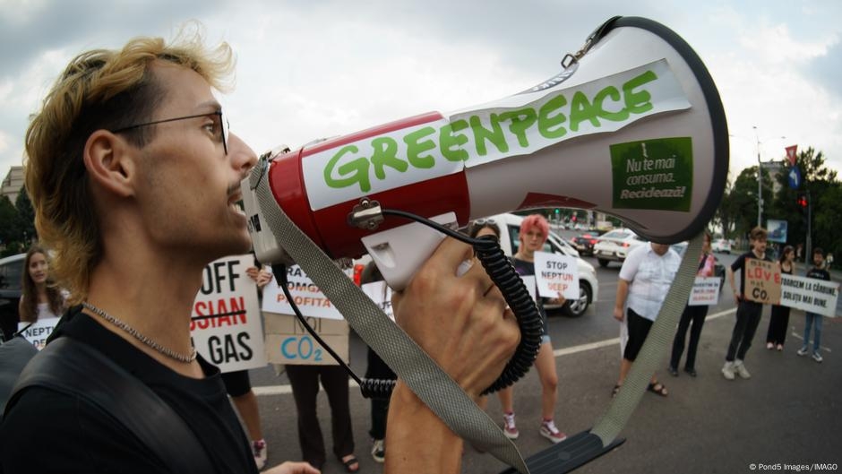 Greenpeace in court: Romania takes aim at environmental NGOs – DW – 06/10/2025