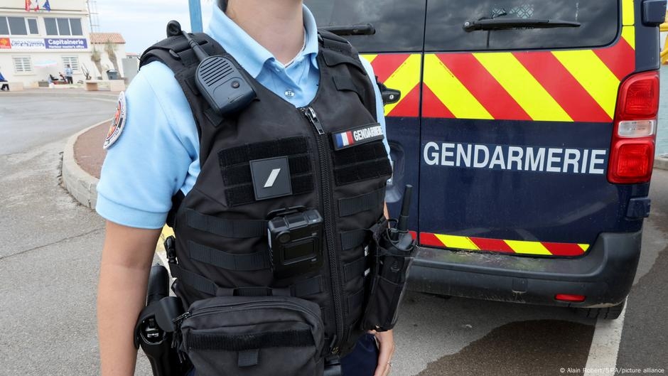 French school stabbing: Student kills educational assistant – DW – 06/10/2025