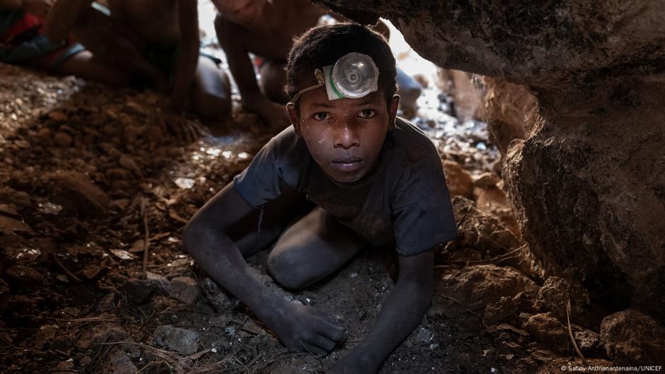 World fails to meet 2025 child labor target – DW – 06/12/2025