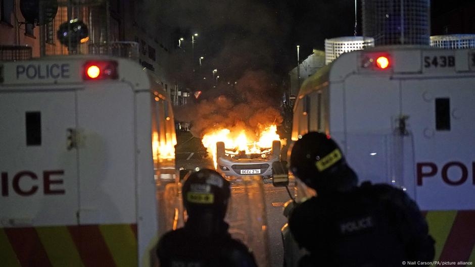 Northern Ireland leaders urge end to anti-Romanian riots – DW – 06/11/2025