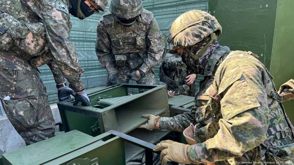 South Korea halts propaganda broadcasts along border – DW – 06/12/2025