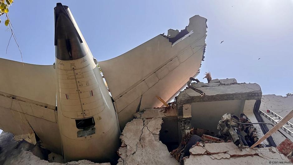 محادثة في "قمرة القيادة" تشير إلى سبب لكارثة الطائرة الهندية – DW – 2025/7/12