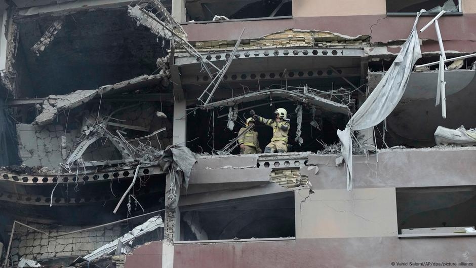 Israel strikes Iran, killing military leaders, scientists – DW – 06/13/2025