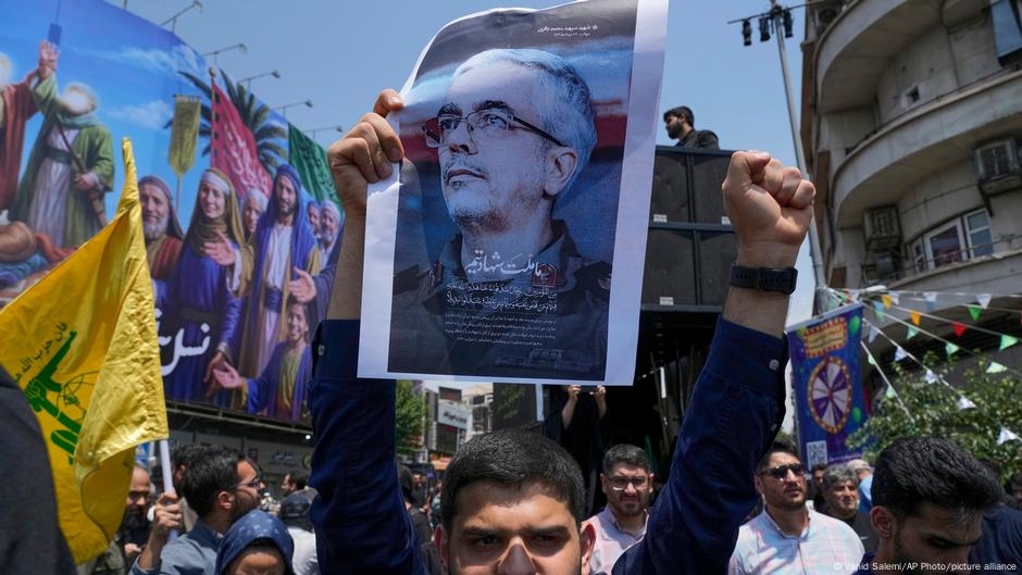 Iranians protest Israeli nuclear strikes – DW – 06/13/2025