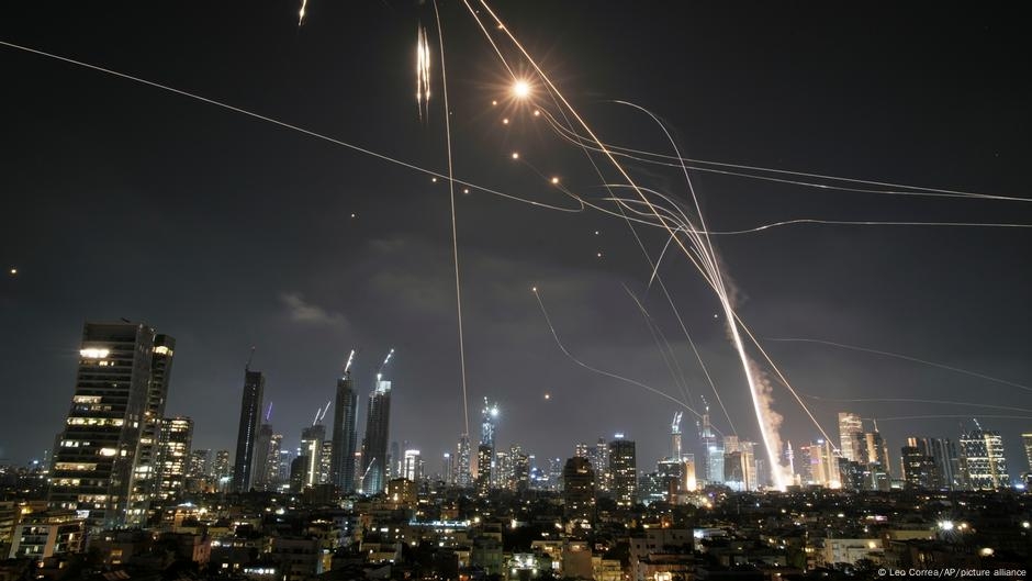 Iron Dome interceptions seen above Tel Aviv – DW – 06/14/2025