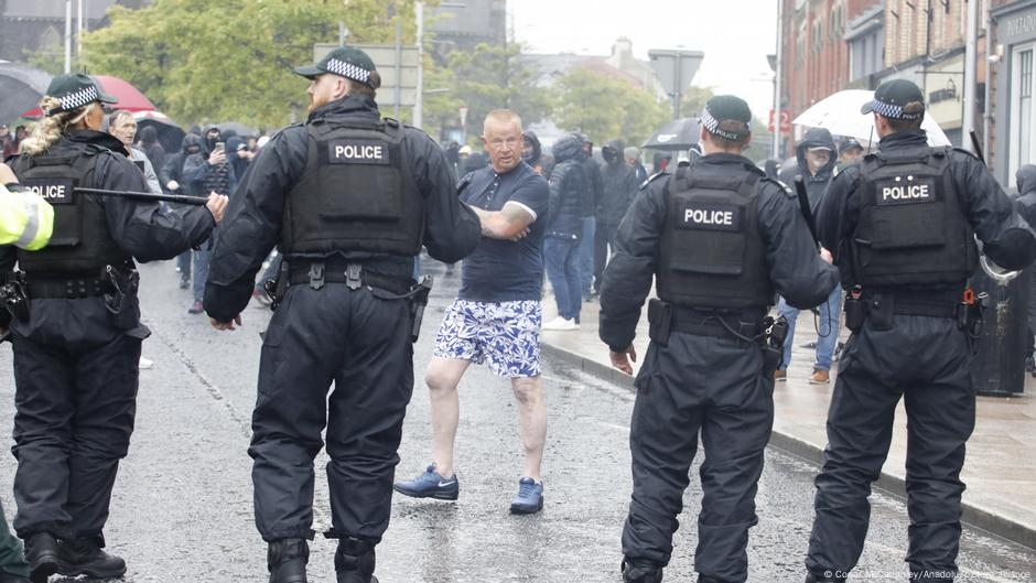 Northern Ireland: Police deploy water cannon against rioters – DW – 06/14/2025