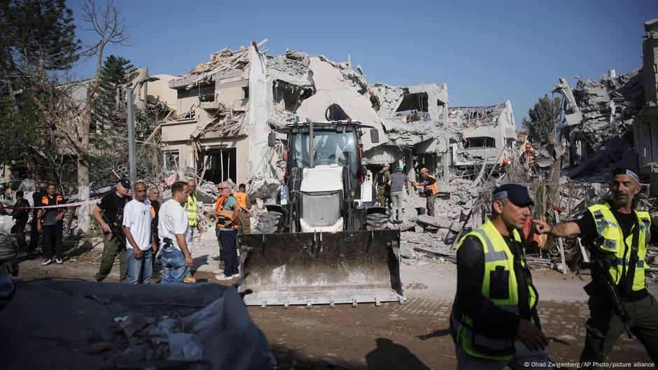 Iranian retaliatory strikes kill 3 in Israel  – DW – 06/14/2025