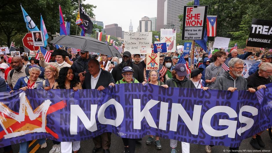 Trump military parade met with 'No Kings' rallies across US – DW – 06/15/2025