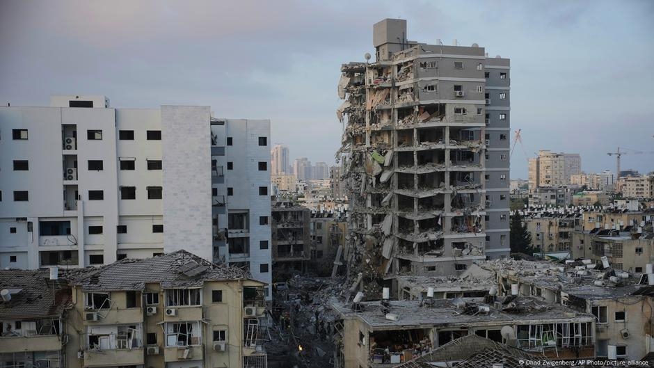 Iran, Israel hit by new waves of strikes for third day – DW – 06/15/2025
