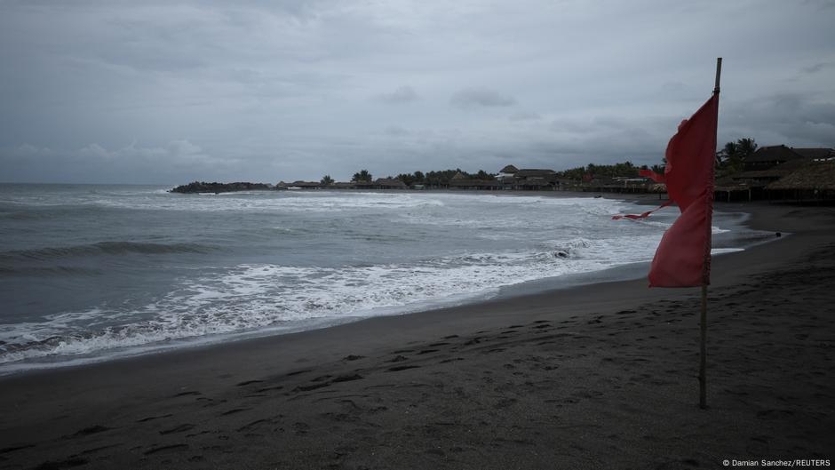 Mexico: Hurricane Erick reaches category 4 as landfall nears – DW – 06/19/2025
