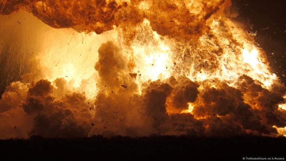 SpaceX rocket explodes into a massive fireball during test – DW – 06/19/2025