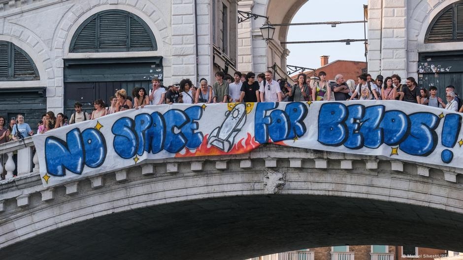 Bezos' Venice wedding party moved following protests – DW – 06/25/2025