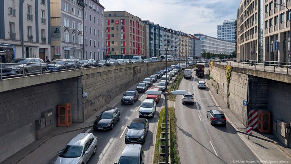 Germany updates: Germans driving cars more — report – DW – 07/15/2025