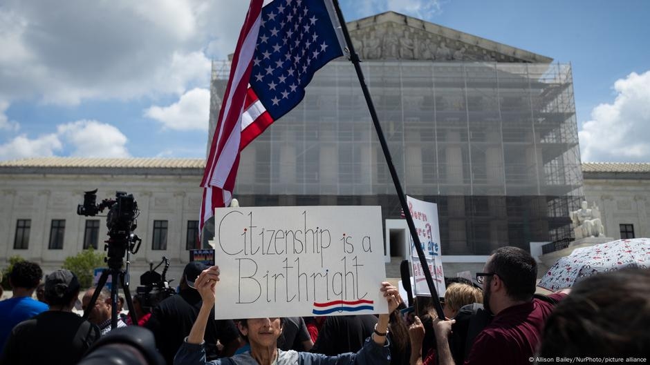 US Supreme Court limits lower courts' power to block Trump – DW – 06/27/2025