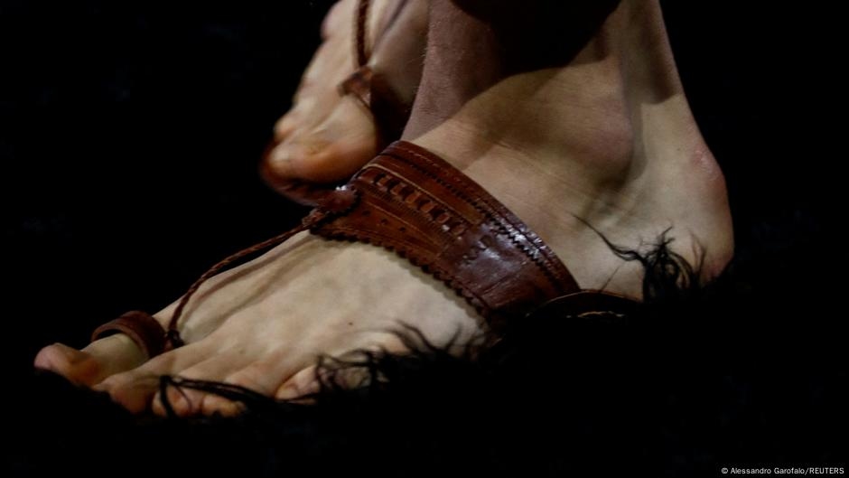 Prada to partner with Indian artisans after sandal backlash – DW – 07/12/2025