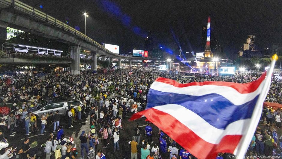 Thai protesters urge Shinawatra to quit over border dispute – DW – 06/28/2025