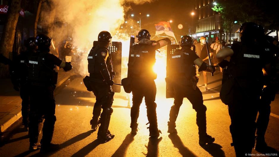 Serbia: Police clash with anti-government demonstrators  – DW – 06/28/2025