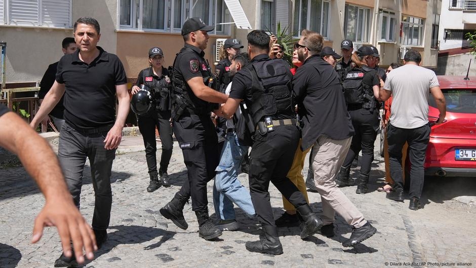Turkey: Police detain dozens at banned LGBTQ+ Pride parade – DW – 06/30/2025
