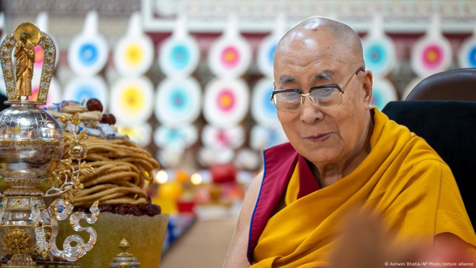Dalai Lama hints Tibetan Buddhist institution could live on – DW – 06/30/2025