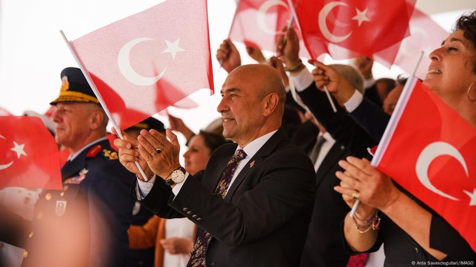 Turkey detains scores of opposition party members in Izmir – DW – 07/01/2025