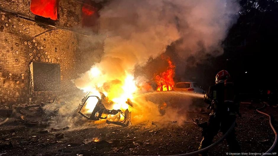 Ukraine: Russia steps up bombings as Lavrov meets Kim – DW – 07/12/2025