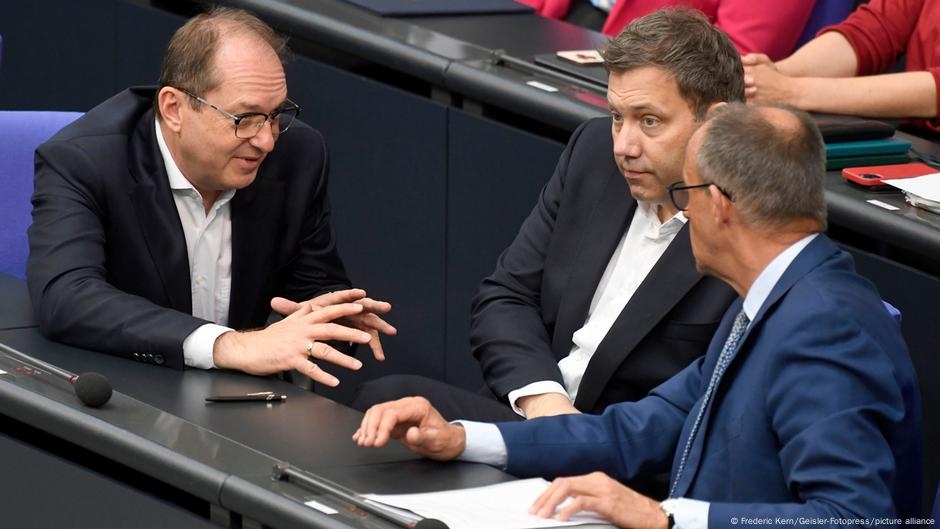 Germany updates: Interior minister downplays coalition spat – DW – 07/12/2025